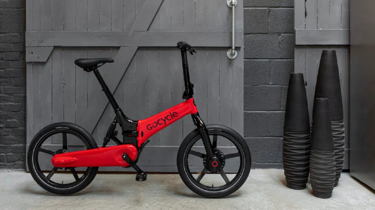 Τα ειδικά ελαστικά slick μαζί με το κόκκινο χρώμα το κάνουν πολύ επιθετικό