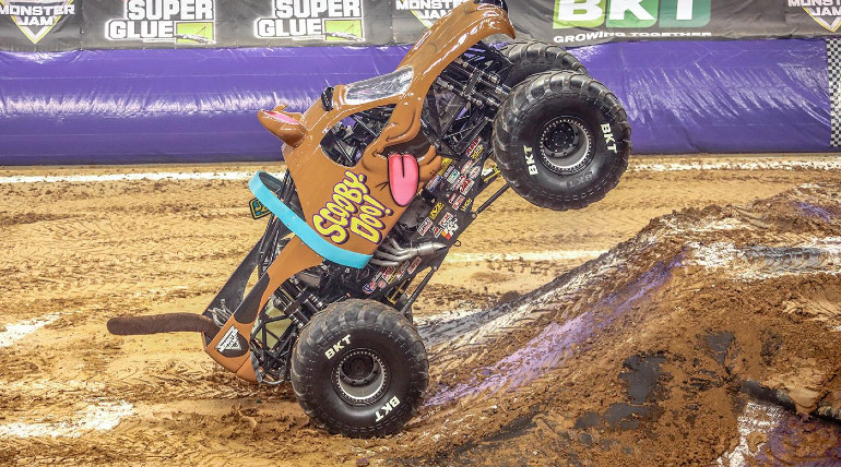 Τρομερό θέαμα προσφέρουν τα monster trucks 