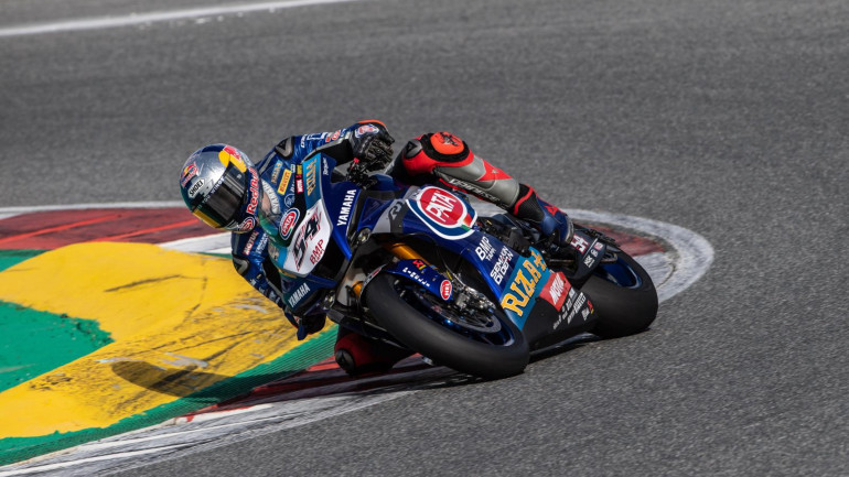 Από τις δοκιμές στο Portimao με τον ταχύτατο Razgatlioglu στη σέλα της R1.