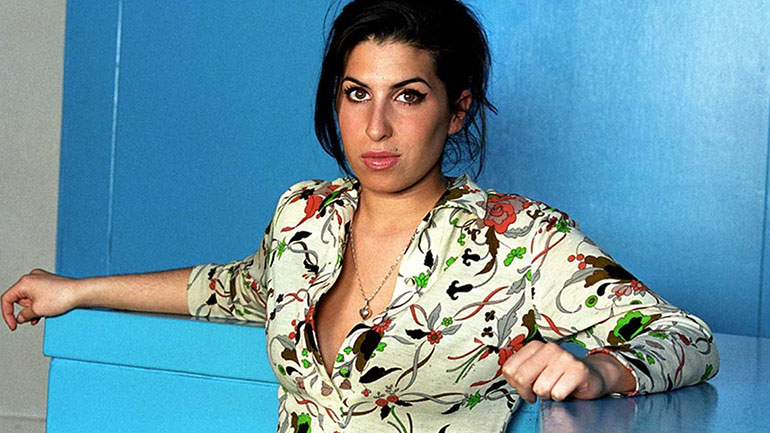 Η μητέρα της Amy Winehouse ετοιμάζει ντοκιμαντέρ για τη ζωή της τραγουδίστριας