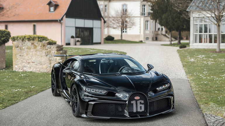 Το μαύρο γυαλιστερό χρώμα προσθέτει μια επιθετικότητα στο αμάξωμα