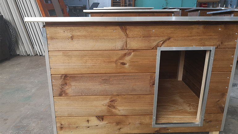 Κρατούμενοι των φυλακών φτιάχνουν σπίτια για σκύλους