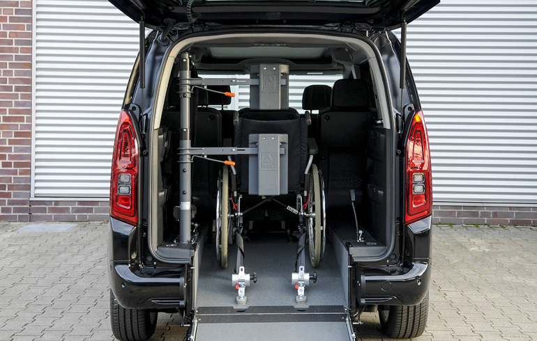 Το αναπηρικό αμαξίδιο μπαίνει πίσω και ασφαλίζει.