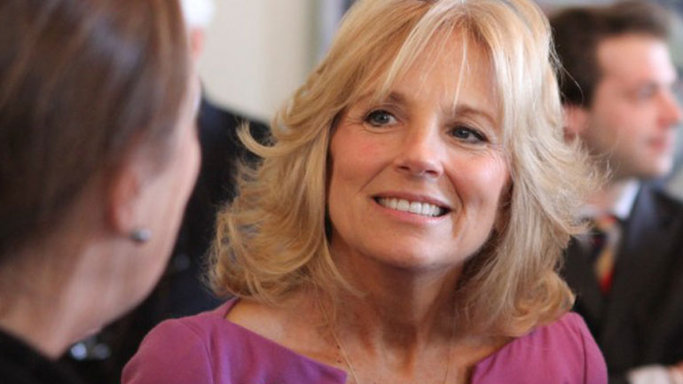 ΗΠΑ: Πρωταπριλιάτικο ψέμα με την Πρώτη Κυρία να σερβίρει παγωτά μεταμφιεσμένη σε αεροσυνοδό