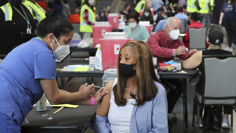 Covid-19: Περισσότεροι από 100 εκατ. Αμερικανοί έχουν λάβει τουλάχιστον μια δόση εμβολίου