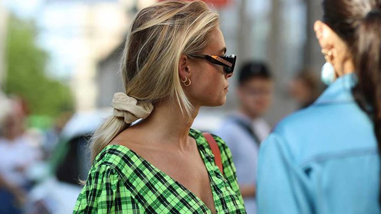 Δείτε με ποιους τρόπους μπορείτε να φορέσετε το scrunchie στα μαλλιά σας