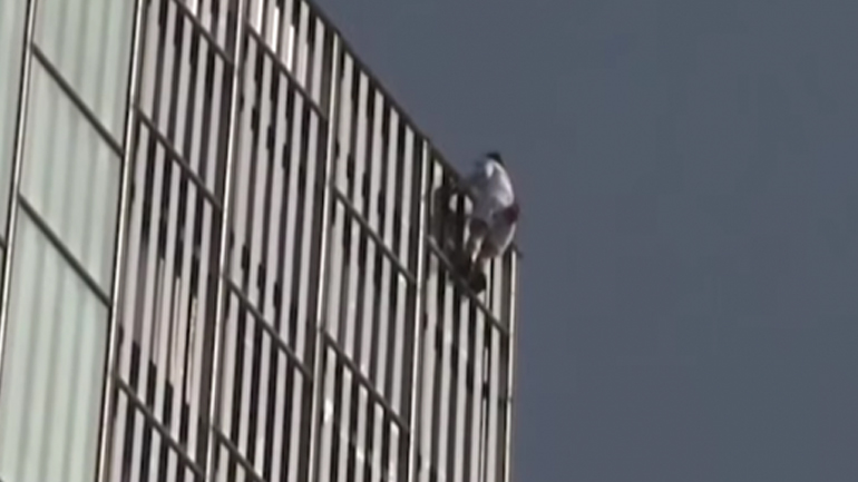 Ισπανία: Ριψοκίνδυνος Βρετανός σκαρφάλωσε σε έναν από τους ψηλότερους ουρανοξύστες της Ευρώπης