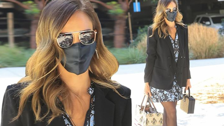 To stylish look της Jessica Alba είναι ιδανικό για τη μεταβατική περίοδο
