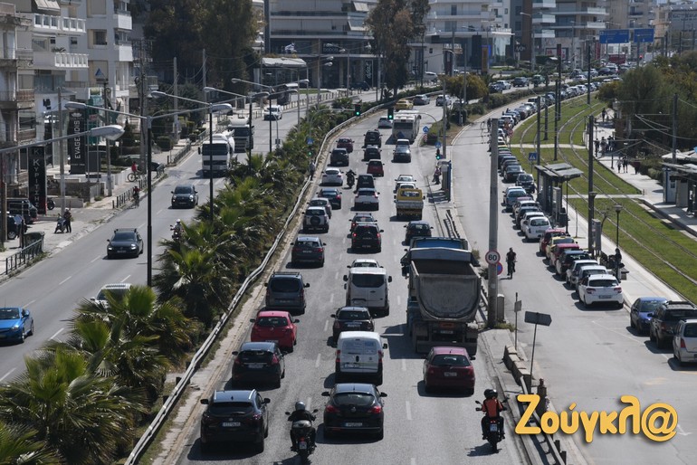 Η κίνηση λίγο μετά τις 11 το πρωί του Σαββάτου στην κάθοδο της λεωφόρου Ποσειδώνος