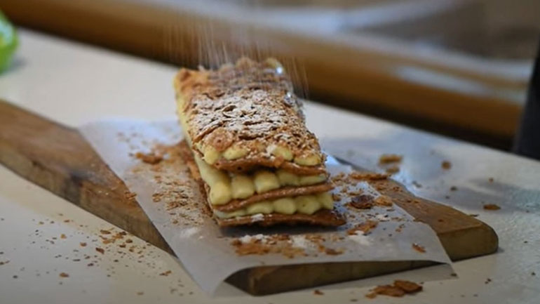 Λαχταριστό μιλφέιγ με λευκή σοκολάτα από τον Δημήτρη Μακρυνιώτη