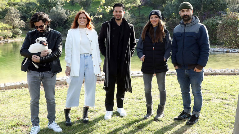 H Εριέττα Κούρκουλου ξεναγεί τις ΜΕΛISSES και τη Μαίρη Συνατσάκη στο καταφύγιο της «Save A Greek Stray» H Εριέττα Κούρκουλου ξεναγεί τις ΜΕΛISSES και τη Μαίρη Συνατσάκη στο καταφύγιο της «Save A Greek Stray»