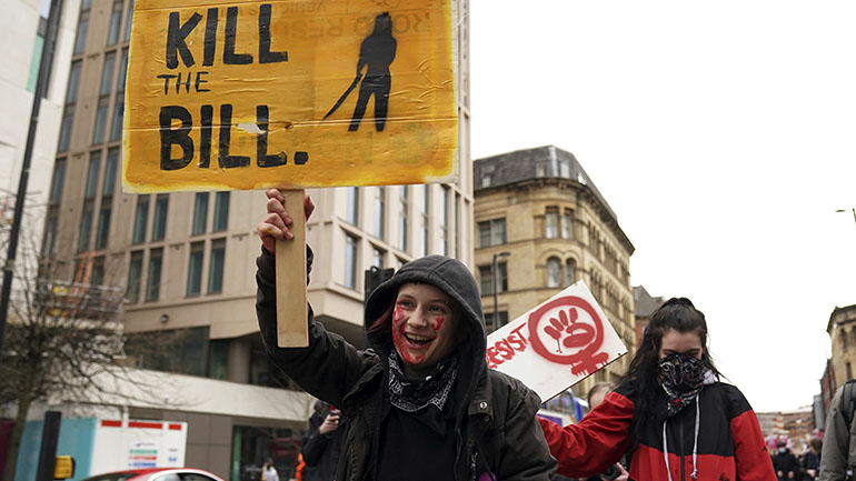 Εκατοντάδες άνθρωποι διαδήλωσαν στη Βρετανία κατά του νομοσχεδίου για τις κινητοποιήσεις Εκατοντάδες άνθρωποι διαδήλωσαν στη Βρετανία κατά του νομοσχεδίου για τις κινητοποιήσεις