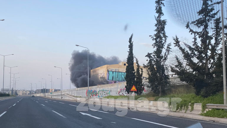 Φωτιά σε κτήριο στη Μεταμόρφωση