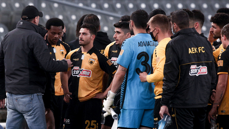 ΑΕΚ: Κατσάδα των οπαδών στους παίκτες μέσα στο γήπεδο