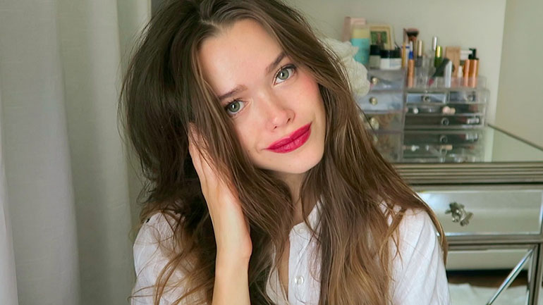 Το 5 minute hair tutorial της Valeria Lipovetsky για να απογειώσετε ένα κλασικό κότσο