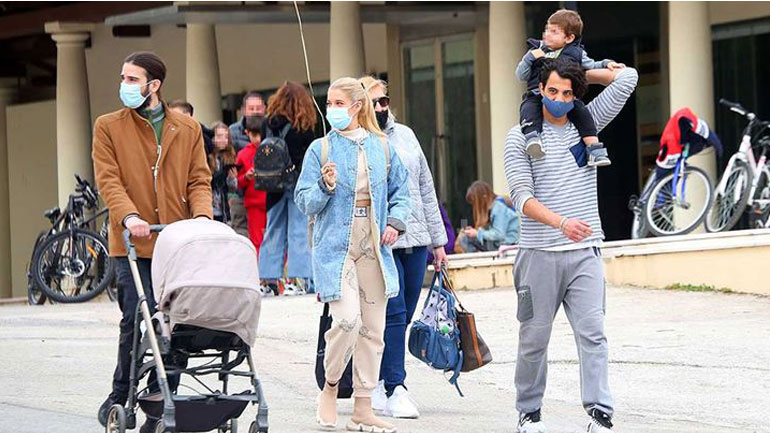 Τζένη Θεωνά-Δήμος Αναστασιάδης: Βόλτα και παιχνίδια με τον γιο τους στον Εθνικό κήπο