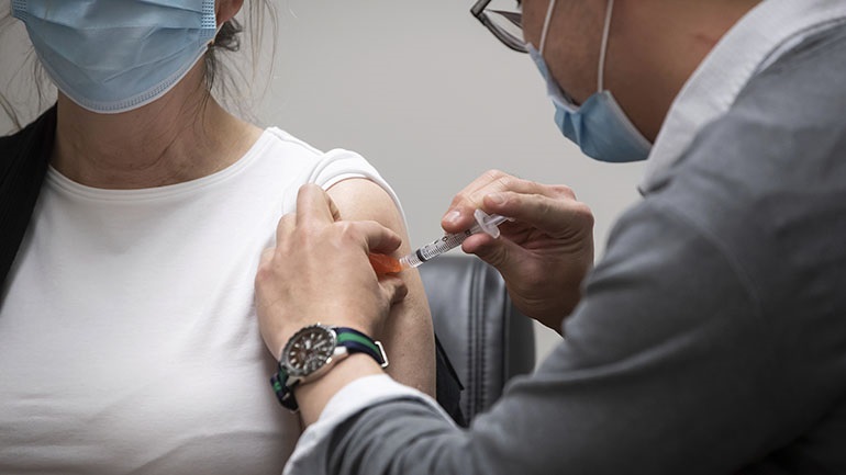 Ημερήσιο ρεκόρ με 53.000 εμβολιασμούς  – Ένα περιστατικό θρόμβωσης σε 346.000 δόσεις AstraZeneca στην Ελλάδα