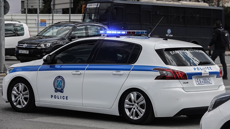 Δικογραφία σε βάρος τριών ανηλίκων, που φέρεται να έριχναν πέτρες σε οχήματα, από πεζογέρυφα, στον Πειραιά