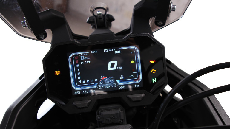 Σύγχρονη TFT οθόνη με πολλές πληροφορίες και δυνατότητα σύνδεσης με το smartphone.