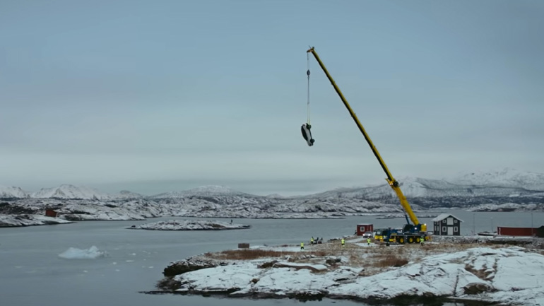 Κρέμασαν το αυτοκίνητο στα 30 μέτρα ύψος στον Βόρειο Πόλο!