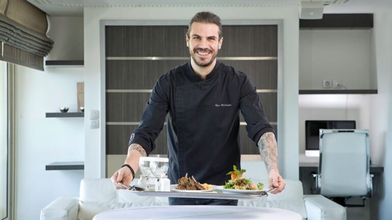 Το ΜΗΤΕΡΑ καλωσορίζει στην κουζίνα του τον σεφ Άκη Πετρετζίκη