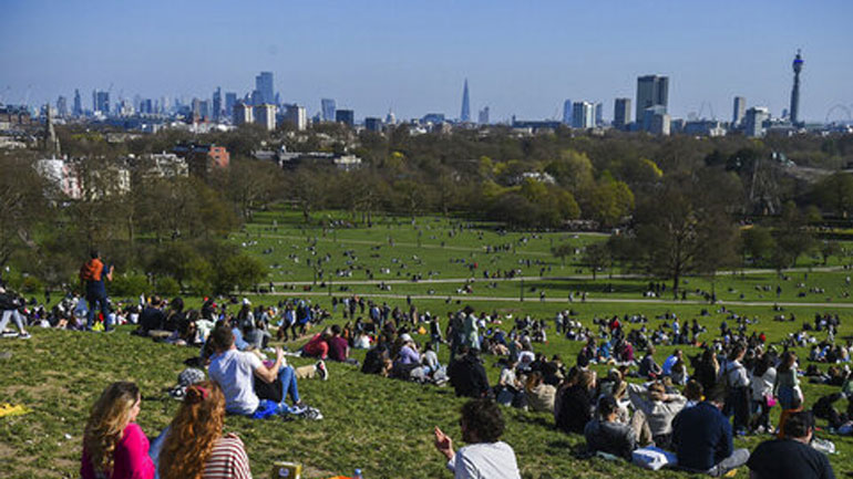 Βρετανία: Ανοίγουν και πάλι καταστήματα, κομμωτήρια και παμπ
