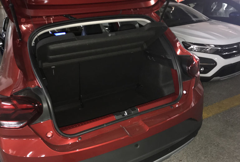 Το πορτμπαγκάζ έχει χωρητικότητα 410 λίτρα.