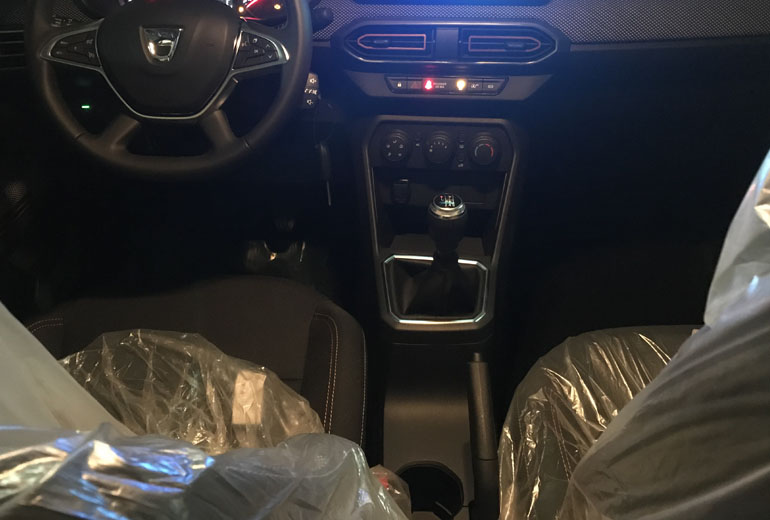 Προσφέρεται με μηχανικό κιβώτιο ή αυτόματο.