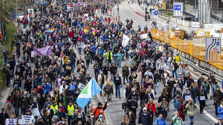 Γερμανία: Ακόμα 50 νέοι θάνατοι εξαιτίας του COVID-19 και χιλιάδες κρούσματα