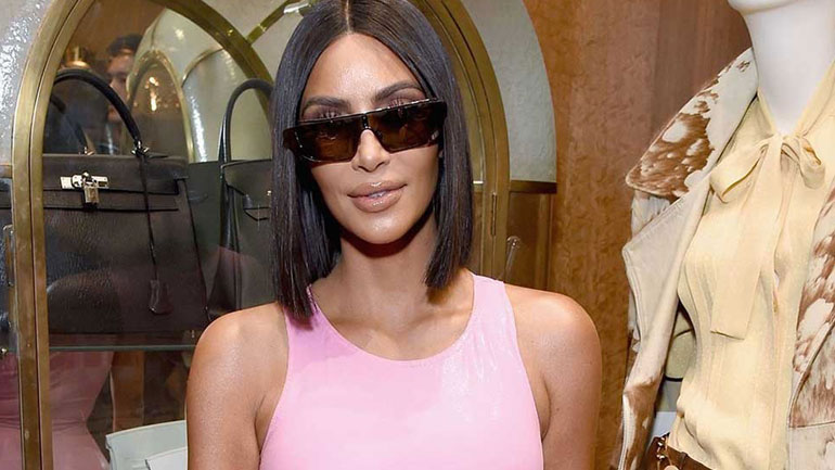 Glass hair: Το μυστικό της Kim Kardashian για να έχει λάμψη στα μαλλιά