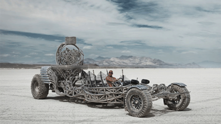 Λεύκωμα για τα «μεταλλαγμένα» οχήματα στο φεστιβάλ Burning Man από την Alexandra Lier