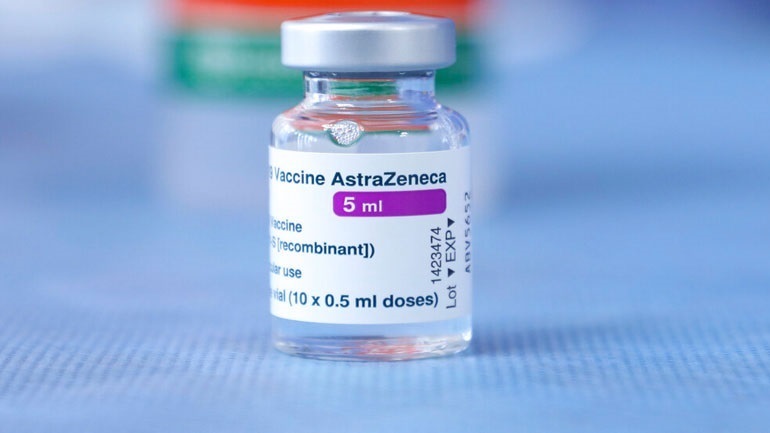 Ο EMA «αδειάζει» το στέλεχος του – «Δεν έχουμε καταλήξει αν το εμβόλιο της AstraZeneca συνδέεται με θρομβώσεις»