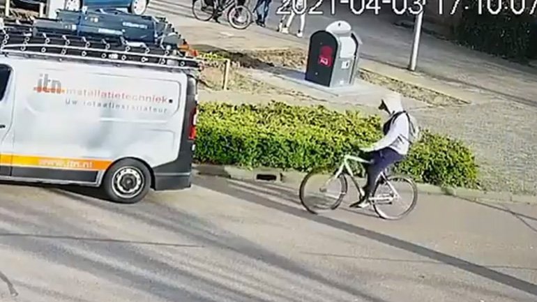 Ένας ποδηλάτης χαζεύει στο κινητό του