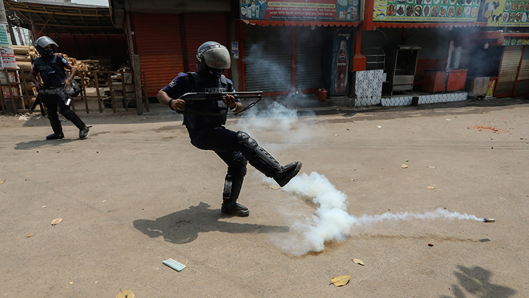 Μπανγκλαντές: Τρεις τραυματίες από σφαίρες σε διαδήλωση εναντίον των περιοριστικών μέτρων