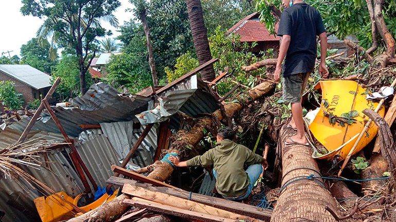 Πάνω από 110 νεκροί και δεκάδες αγνοούμενοι στις πλημμύρες στην Ινδονησία και στο Ανατολικό Τιμόρ