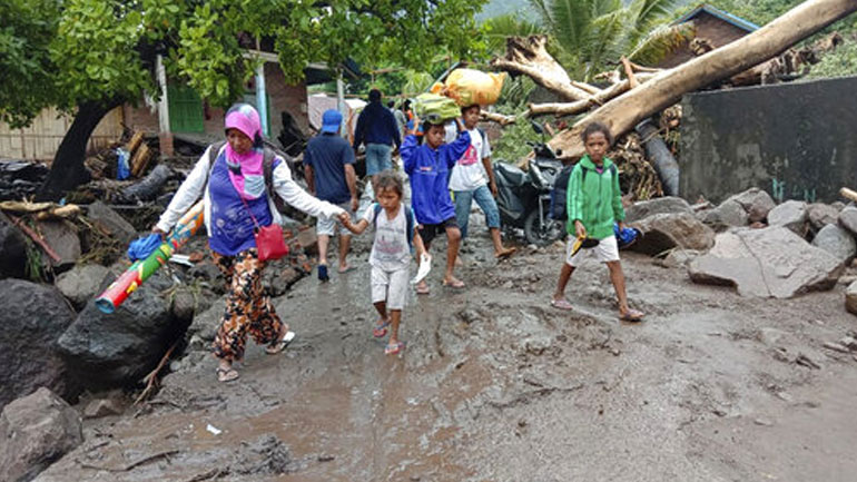 Σχεδόν 160 νεκροί από τις πλημμύρες στην Ινδονησία και το Ανατολικό Τιμόρ