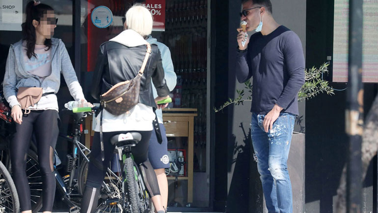 Βάσω Κολλιδά & Γιάννης Εμμανουηλίδης: Βόλτα στη Γλυφάδα για το ερωτευμένο ζευγάρι! Βάσω Κολλιδά & Γιάννης Εμμανουηλίδης: Βόλτα στη Γλυφάδα για το ερωτευμένο ζευγάρι!