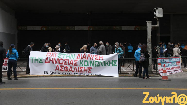 Συγκέντρωση εργαζομένων στο Υπουργείο Εργασίας