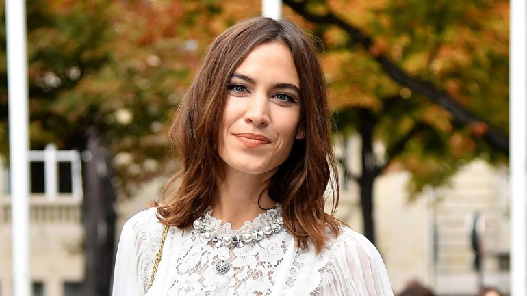 Η Alexa Chung μάς αποκαλύπτει τα μυστικά της για την καταπολέμηση της ακμής