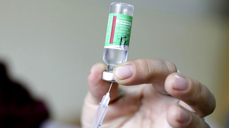 Οι κάτοικοι της Μαδρίτης έκαναν ουρές για το εμβόλιο της AstraZeneca, παρά τη σύνδεση με θρόμβους