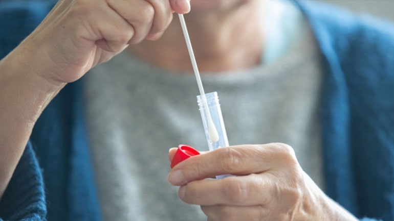 Βήμα προς βήμα το self test για τον κορωνοϊό – Δείτε το βίντεο