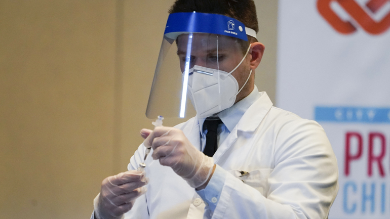 Διεθνής Αμνηστία: Να τερματιστεί το «μονοπώλιο» των πλουσιότερων χωρών στο εμβόλιο