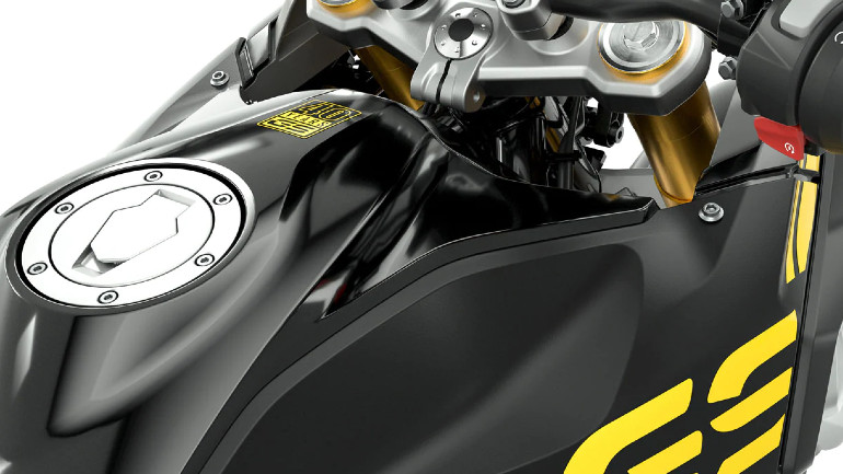 Το λογότυπο "40 Years GS" δεσπόζει στο πάνω μέρος του ρεζερβουάρ