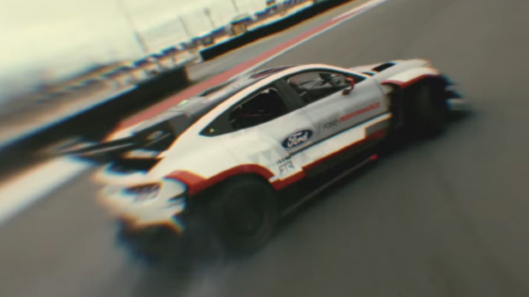 Μπορεί η σως να ήταν καυτή, αλλά το Mustang είναι σίγουρα πιο καυτό!