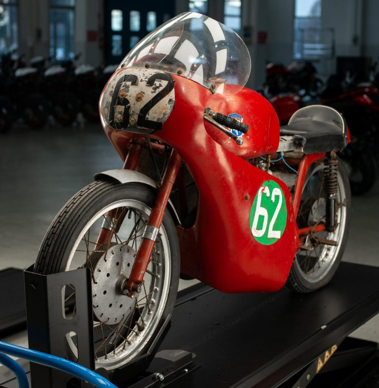 Η γνήσια μοτοσικλέτα με την οποία αγωνίστηκε ο "Mike the Bike" Hailwood