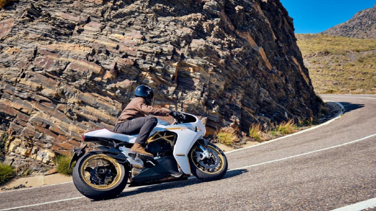 Έργο τέχνης ο πίσω τροχός και οι εξατμίσεις της Arrow!