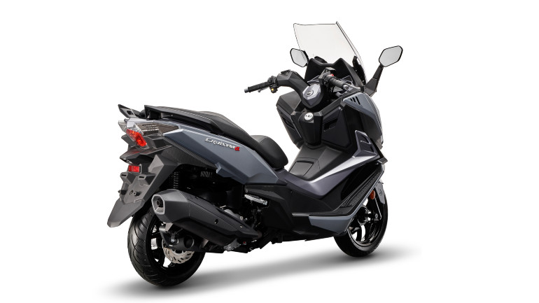 Οι τροχοί του Cruisym α 300 είναι 14 ιντσών εμπρός και 13 ιντσών πίσω