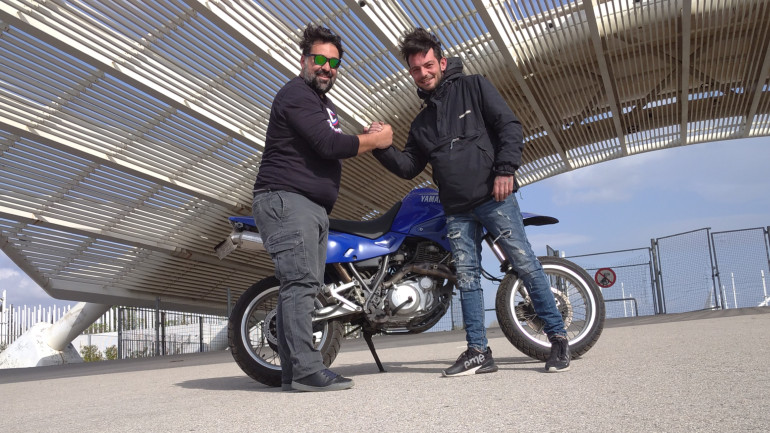 Με το Yamaha XT600 που του έχει απομείνει... βλέπετε, θα γίνει σύντομα πατέρας!