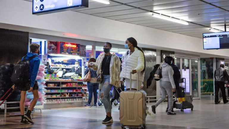 Εντοπίστηκαν στην Αφρική ταξιδιώτες με κορωνοϊό που περιλαμβάνει 34 μεταλλάξεις