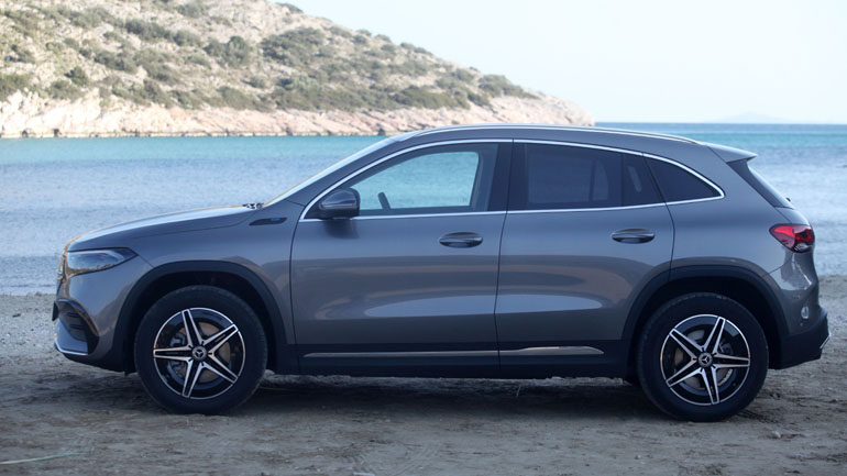 Έχει μήκος 4.463 χλστ., πλάτος 1.834 χλστ. και ύψος 1.620 χλστ.